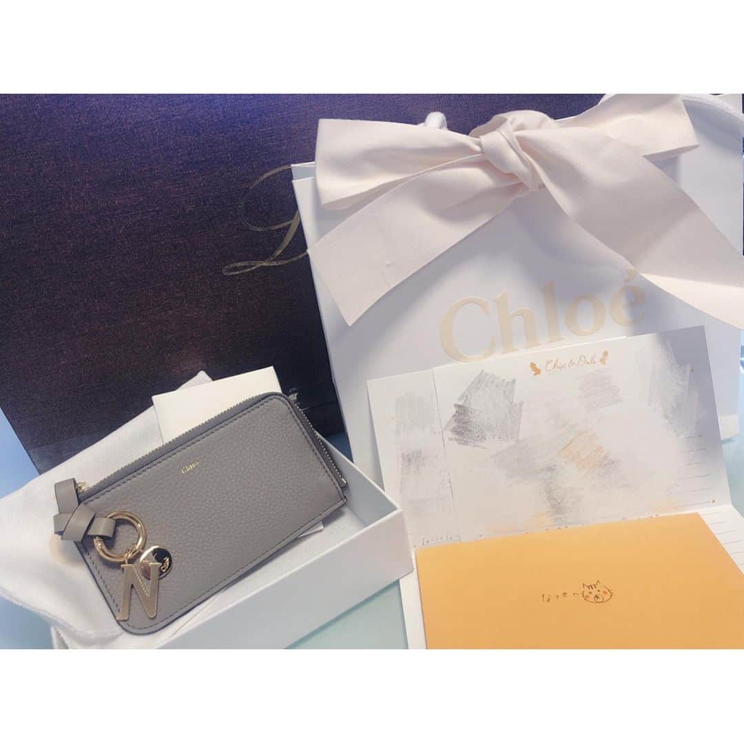 東なつ紀のインスタグラム：「Thank's reika♡！ #chloè  #フラグメント #ミニ財布 #誕生日プレゼント  ずっと欲しかったchloèの フラグメントケース♡ 手紙も嬉しい〜❣️ だんだん小さくなってゆくお財布。 ジミーチュウもはやクラッチ🤣」