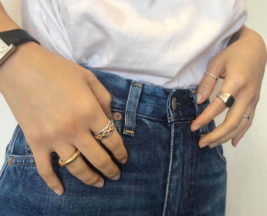 のインスタグラム：「最近の手元たち🤟﻿ ﻿ ZIP!の生中継がはじまってから﻿ ネイルをしてなかったので﻿ なんとなく指輪眠らせてたんだけど﻿ お家時間も増えて﻿ 爪のケアきちんと出来てるから﻿ 指輪もまた復活させました♡﻿ ﻿ ﻿ 【右手】﻿ 人差し指 @hermes ﻿ （ヴィンテージ全部可愛い集めがち）﻿ 薬指 @m_o_r_s_e ﻿ （ブリンとしてて可愛い＆ネット購入可）﻿ 時計 @cartier ﻿ （JOY君から30歳の誕生日プレゼント）﻿ ﻿ 【左手】﻿ 親指 @moclayofficial ﻿ （石のジュエリーが全部激かわ大好き）﻿ 人差し指 @tomwood_project ﻿ （グリーンマーブルの四角形）﻿ 薬指 #結婚指輪👰🤵﻿ （世界で1番大事な指輪）﻿ ﻿ ﻿ こんな感じです🤟✨」