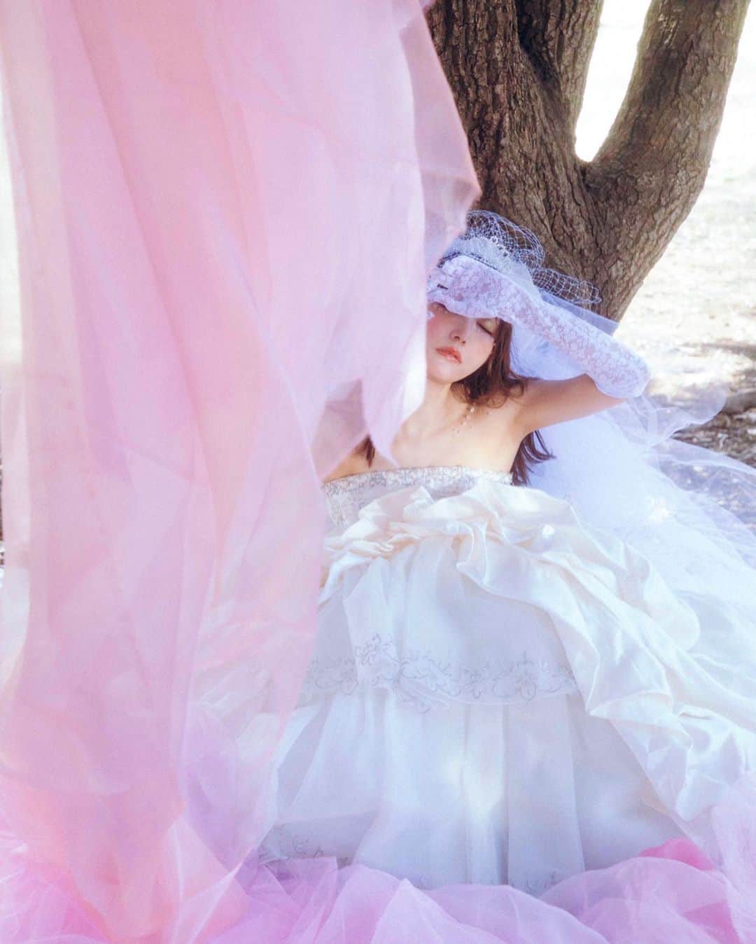 菅野結以さんのインスタグラム写真 - (菅野結以Instagram)「🧚🏻‍♂️🧠 PINK SHOWER 🧠🧚🏻‍♂️﻿ @larmemagazine #yuitopia ﻿ #larme #magazine #pink #wedding #dress」4月4日 16時35分 - yui_kanno
