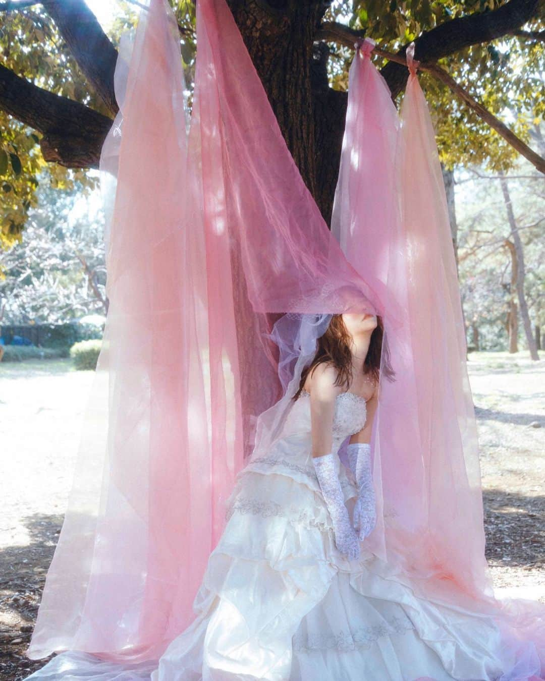 菅野結以さんのインスタグラム写真 - (菅野結以Instagram)「🧚🏻‍♂️🧠 PINK SHOWER 🧠🧚🏻‍♂️﻿ @larmemagazine #yuitopia ﻿ #larme #magazine #pink #wedding #dress」4月4日 16時35分 - yui_kanno