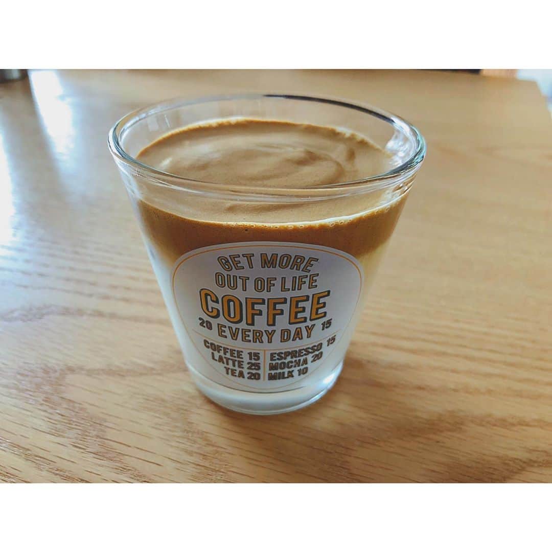 DJ みぃのインスタグラム：「昨日番組でお話ししたタルゴナコーヒー☕️✨韓国で流行っていたのが日本でもじわじわきています🥰コーヒークリームを軽く混ぜて飲むのが私はすき❤️材料はインスタントコーヒーと砂糖とお湯を大さじ2杯ずつくらい入れてハンドミキサーでツノが立つくらいまで混ぜます🥛☕️気持ち私はお湯多めにしてます🎶なかなか遠出できない分、おうちカフェのメニューとしてオススメですよ⭐️😋 #タルゴナコーヒー #おうちカフェ」