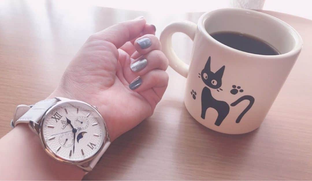 のインスタグラム：「. . . . 仕事が終わればこっちのもん のんびりおうち時間☕ . . . . お気に入り並べて⌚☕ #おうちで過ごそう . . . . . . @loborjapan  クーポンコード 10%off【yuriacx】 #ロバー #lobor #腕時計 #時計 #⌚ #white #ホワイト  #coffee #コーヒー #ジジマグ #綺麗は作れる #努力は必ず報われる . . . .」