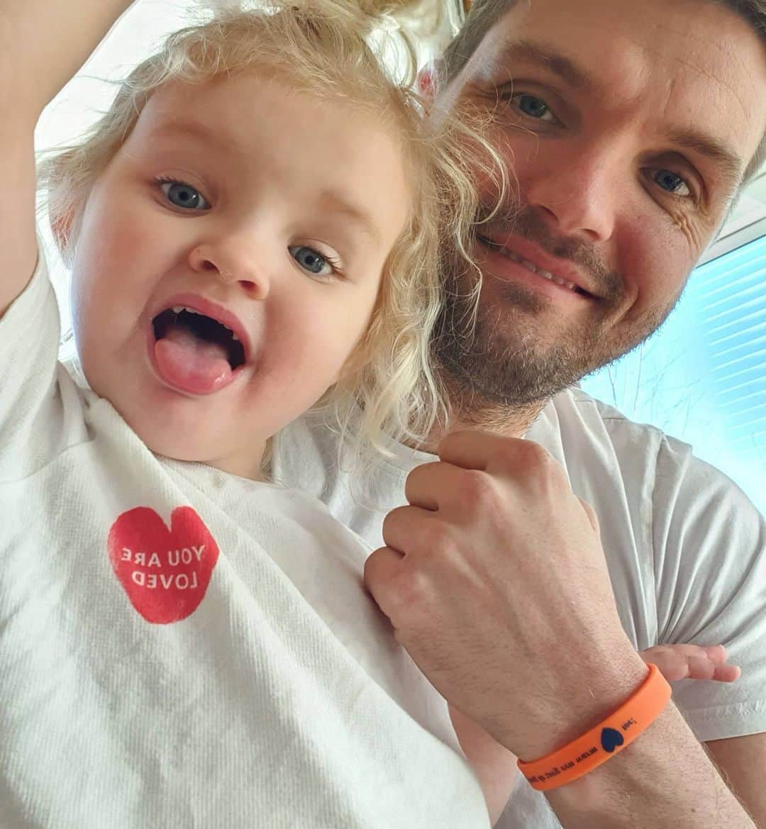 ヨス・ホーイフェルトのインスタグラム：「In deze rare tijden waarin we elkaar nodig zijn door bij elkaar weg te blijven, zijn er mensen die het begin van het antwoord zijn. Mini me en ik steunen deze mensen die alle zieken met man en macht verzorgen en alles doen om ze beter te maken.  Geweldig! #ikdraagdezorgeenwarmharttoe jij ook? Steun de zorg de bandjes zijn te bestellen op www.eenwarmhart.nl」