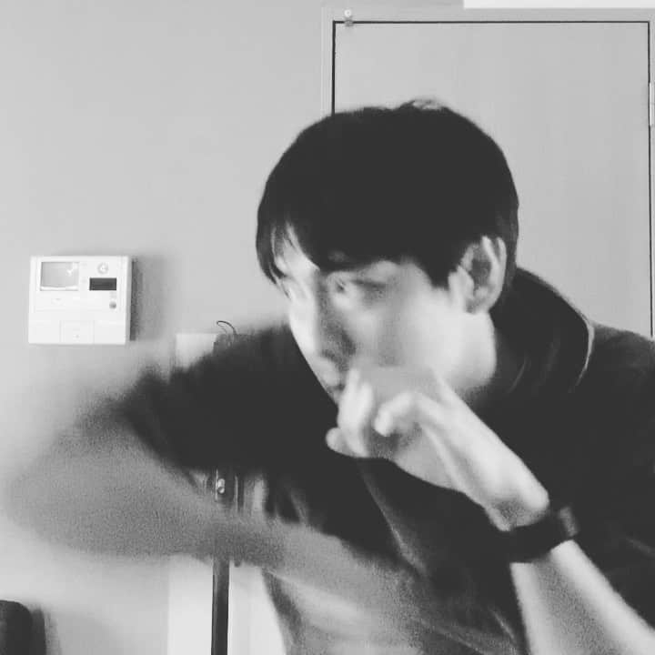長田成哉のインスタグラム：「ジムのライブクラス受けてたり、体幹と筋トレを毎日やるようにしてるけど、やっぱり今1番したい事は「マスク外してゆっくり散歩」だな。 でも、今は我慢。 家でなるべく静かーに シャドーしてよう。」