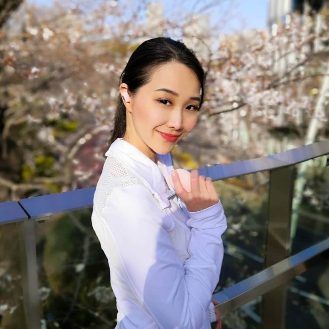 Miyu Toyonagaのインスタグラム：「(The photo was taken 2 weeks ago) Can't wait to back for the run outside with @sudio to immerse myself in music sound. Until then, Yoga time in a house, Anyone with me🌸🧘 - - -  ２週間前に撮影した時の写真。  桜の木の下でのジョギングが気持ちよく🌸  身につけてるのは スウェーデン発の高音質な北欧デザインのワイヤレスイヤホン。  デザインも可愛くて耳にフィットするので落ちにくい🙌  家でヨガする時もたまに使ってます✨  クーポンコード「miyu.t」 でSudio公式サイトで全商品を7月8日まで15%オフで購入できます🙋  デザインが素敵なので是非チェックしてみてください💕  #sudio #sudiomoments#pr#wireless」