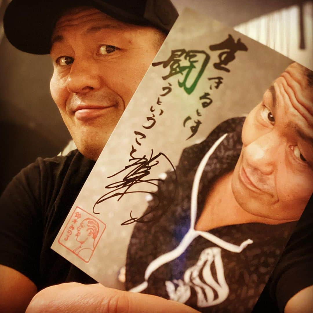 鈴木みのるさんのインスタグラム写真 - (鈴木みのるInstagram)「5th anniversary campaign  #piledriver_harajuku  #suzukigun 原宿という街で洋服屋を始めて〜4/28で5年になる。 ついに5年だーーーと思ったのも束の間、このコロナ騒動。外出自粛要請が出され、なかなか原宿までみんな来れなくなった。 でも「何かみんなに還元出来るものないかな…」ということで考えた。どこにも売ってない…今後出ることもない…完全オリジナルなもの…んで、これになりました。近所のフジカラーにデータを持っていって写真に焼き上げてもらった。サイズは2Lサイズ。ここにメッセージと直筆サインを入れて…はい、出来上がり！メッセージは以前このインスタで投稿したものを使った。サインはもちろん全部直筆。  4/28 23:59までに、www.piledriver.jpで「2020鈴木軍Tシャツ」を1枚買うと1枚付いてくる…ということは、3枚買ったら3枚付けます！オレからのメッセージだ。 こんな時代の世の中…生きるなら、生きたいなら…闘おうぜ！…そんなメッセージが込められている。。。」4月4日 16時53分 - suzuki.d.minoru