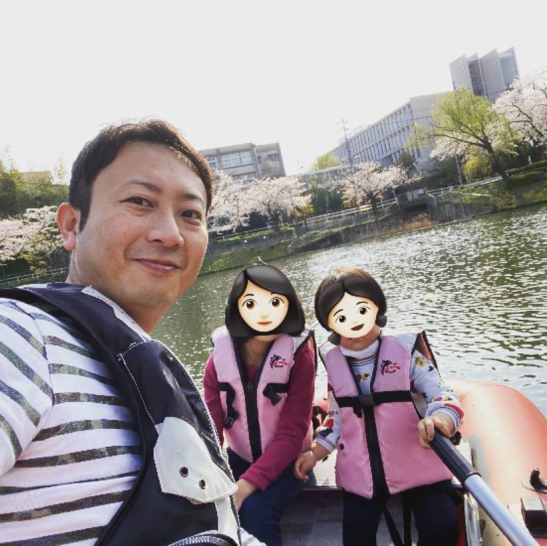 倉橋友和さんのインスタグラム写真 - (倉橋友和Instagram)「ボートに乗って、池の上からお花見🚣‍♂️🌸 春の陽気に包まれた週末ですが、どうか#3密を避けて 一日を過ごしましょう。 #桜 #満開 #名古屋の桜 #花見 #お花見 #メーテレ #アナウンサー #倉橋友和」4月4日 16時55分 - nbn_kurahashi