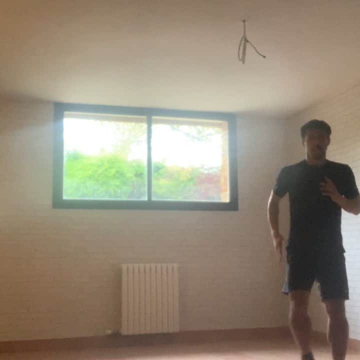 岡崎慎司のインスタグラム：「Training video day 11 僕が思うにトレーニングの効果って人それぞれだと思う。何のトレーニングやるにしても何を目的にするかが大事でトレーニングする事が大事じゃないと思う。ここでのトレーニングはまずは基本の姿勢や歩き方、意識するポイントを覚える事で、動作をよりしやすい状態を知る事が出来ます。そして覚えたら、さらにトレーニングの質を上げ、よりダイナミックにやる事で自分の動きに迫力やパワーがでる。僕は今でも素走りは苦手です。笑 ただより良い準備を心がける事でサッカーでは相手より先に動き出せます。これは気持ちと体が連動しないといけなくて、プロに入ってこのトレーニングを続けることで、プロのスピードでも通用するようになったと思っています。今、トレーニングの種類は無数にあるし、どれも良いトレーニングだと思う。だからこそ、そのトレーニングする事で自分がどうなりたいかを意識する事は重要だと思います！ 12. 刻みステップ＆片脚腿上げ（横移動） 横方向にステップを刻みながらターンする。ターンで方向転換する際に腿上げする脚の膝が最も高くなるタイミングと、支持脚が接地するタイミングを同調（シンクロ）させてターンする。 13. サイドステップ 肘を伸ばし、背中を動かすことを意識して大きく手を振る。進行方向に対して後ろの脚だけを使って進む。後ろの脚の膝角度を固定し、足の裏全体で接地する。前にある脚はリラックスして、力を入れないようにする。 #杉本メソッド #まずは自分を知ろう #ステイホーム」