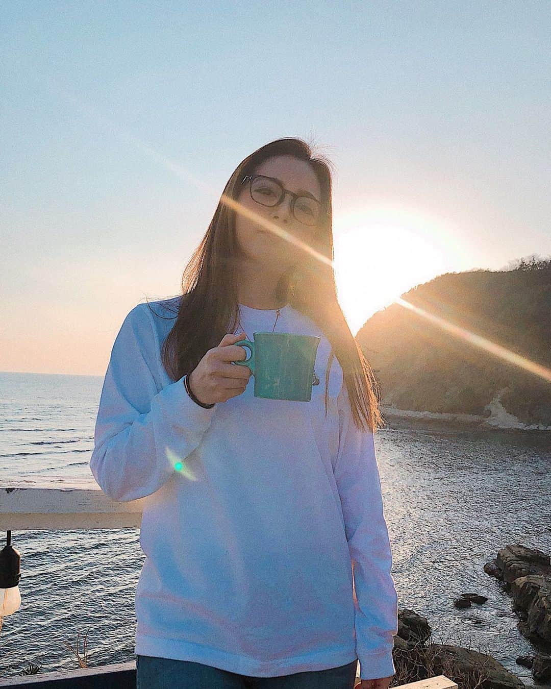 のインスタグラム：「🤍 𝘐𝘵'𝘴 "𝘈 𝘱𝘦𝘢𝘤𝘦𝘧𝘶𝘭 𝘥𝘢𝘺" . . . #NotToday . #Tokyo#Japan#Violinist#Artist#Traveler#music#love#happy#musicianslife#violin#life#girl#sunlight#sunset#sunsetmood#beautiful#ocean#相知明日香#旅するヴァイオリニスト#旅#旅行#東京#日本#ヴァイオリン#ヴァイオリニスト#空#海#パワー#海#綺麗」