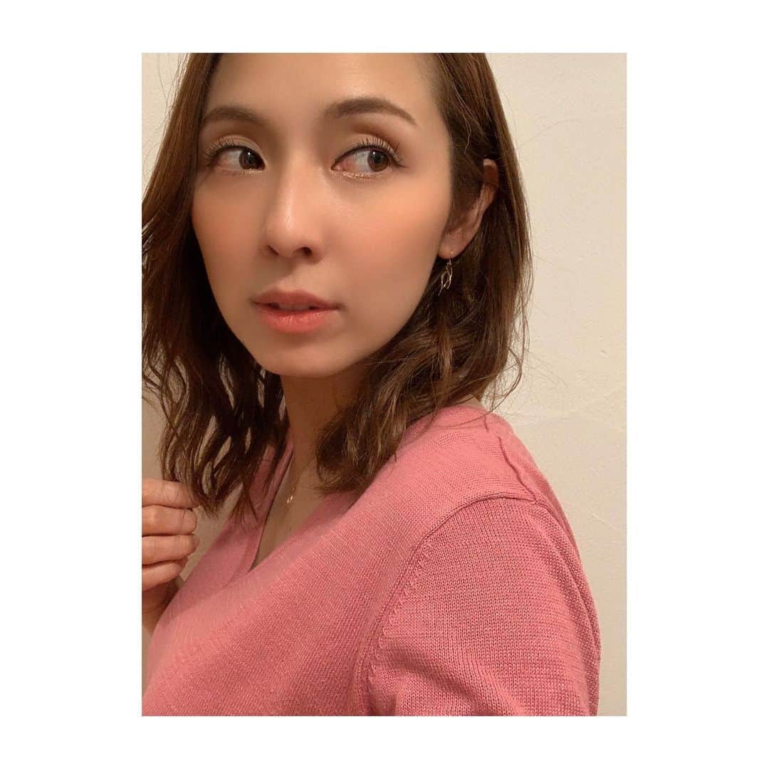 若林翔子のインスタグラム：「. . なかなか出かけられないので 服の色だけでも🌸色。  #桜　#桜色　#トップス #春の陽気」