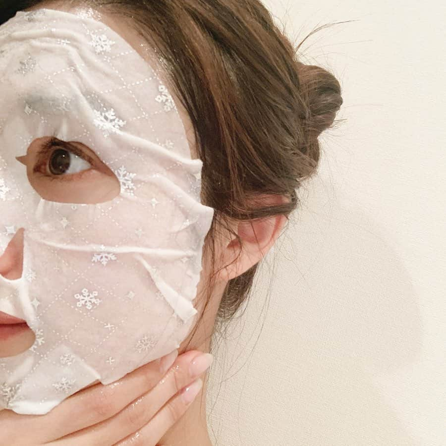 広瀬未花さんのインスタグラム写真 - (広瀬未花Instagram)「だいぶ春らしく、暖かくなってきましたね🌸 とにかくお家では保湿してます☺︎ 最近は @kancos_holic で色々見て、気になったものを発注しております♪♪♪ 私的に注目なのは日本初上陸ブランドBANOBAGI（@banobagijapan )から、新登場した高級パック♡ ・ ・ BANOBAGIは、韓国の人気美容外科バノバギの皮膚科医が開発している化粧品ブランドで、 「肌に刺激を与えないこと」を徹底し、敏感肌のかたでも使いやすいと評判なのです。 美容家さんたちの間でもかなりファンが多いのですよ！！ ・ シルバーは少し白濁したミルクタイプで、少々とろみがあるテクスチャー。 保湿と紫外線ケア、肌を整える効果があるんだそう。ミルクタイプだけどベタつきはないので、朝から使用できちゃいます⭐️ ・ ゴールドは、もっちりしたとろみのある透明な美容液。 プロポリスエキスで栄養補給と年齢の悩みに効果があるんだそう。使用後に手を当ててみると、もっちりとした感じなので、お風呂上がりがおススメかな❤️ ・ ・ おうち美容が加速している広瀬でした⭐️⭐️⭐️ ・ ・ ・ #韓コス #韓国コスメ #韓国パック #banobagi  #美容備忘録」4月4日 17時35分 - micahirose