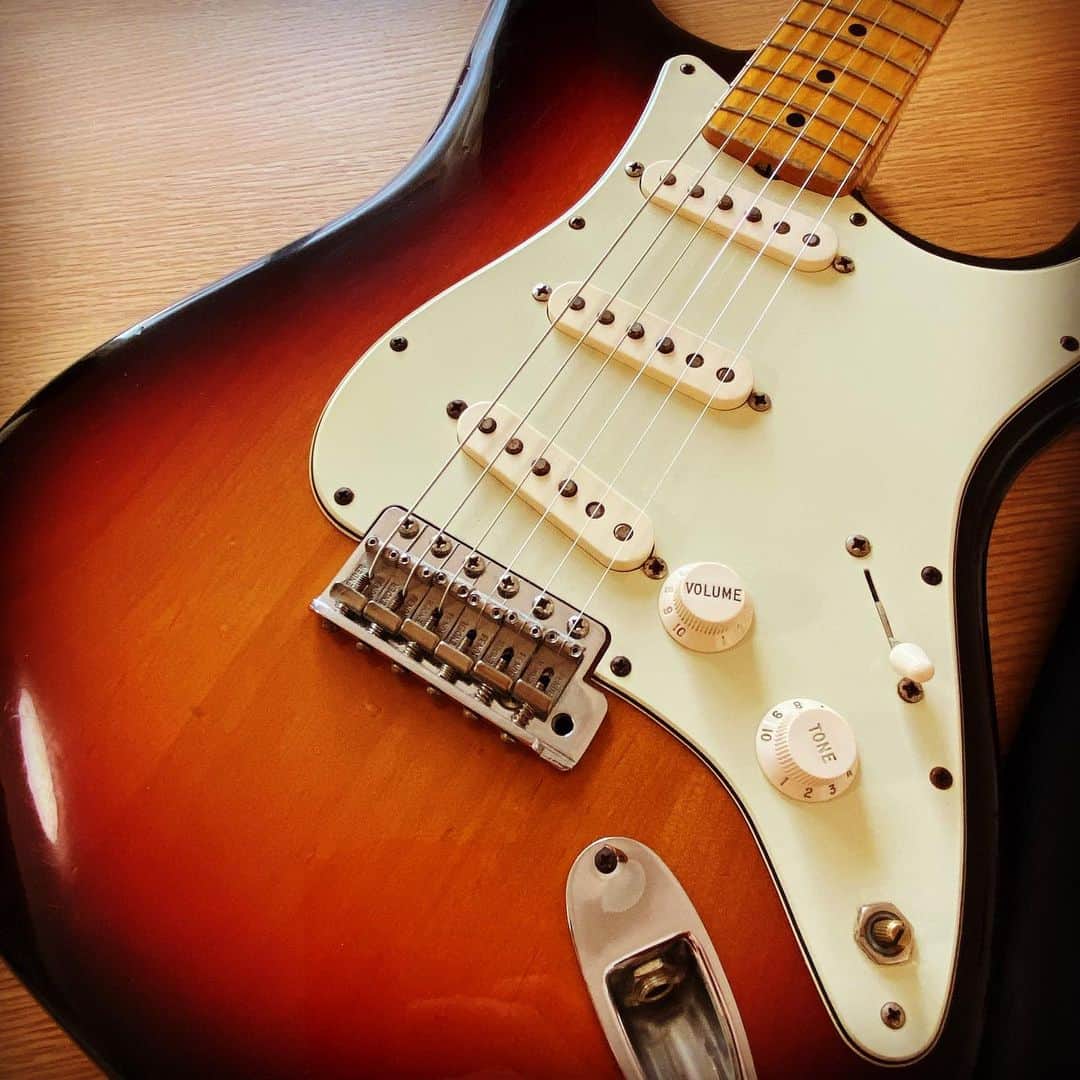 オカザワカズマさんのインスタグラム写真 - (オカザワカズマInstagram)「家で弾いてるギターのお手入れ完了！ 綺麗になった〜🎸 学生の時から使ってる、なんだかんだ一番お世話になってるギターです。 #fenderstratocaster」4月4日 17時44分 - okazawa_zawa