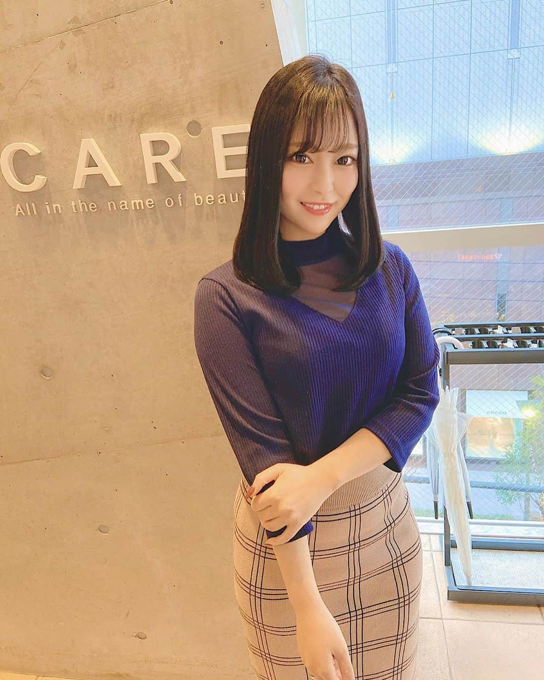 福井柑奈さんのインスタグラム写真 - (福井柑奈Instagram)「髪の毛暗めになたよー（＾ω＾）🖤 . CARE UMEDAさん、ありがとうございました〜〜💇🏻‍♀️✨ この色落ち着くーー🥺💗 ヘッドスパもしてもらったよ🥴👏 一瞬で寝落ちそうになったけど 我慢したよ😍✌️ めちゃくちゃ気持ちよかった⤴︎⤴︎⤴︎ . 店長さんとても癒し系。 ありがとうございます😁🎵 ( @toku.18 ) . トリートメントもしっかりしていただいて、髪が生き返りました🥰 .  #美容院 #サロン #大阪 #梅田 #茶屋町 #careumeda #ヘアカラー #ヘッドスパ #トリートメント #ミディアムヘア #haircolor #hairstyle #hairsalon #暗髪カラー #💇🏻‍♀️ #❤️#美容 #美容好きな人と繋がりたい」4月4日 17時37分 - kanna_fukui