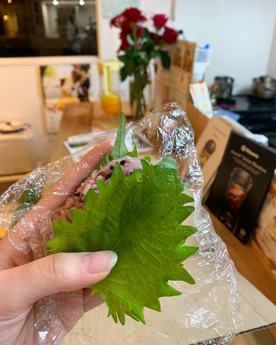 田中セシルのインスタグラム：「* 紫蘇を海苔の代わりに巻いて食べる💚 17ライブでお話ししましたが、私の一番好きなおにぎりの食べ方😆 市販のおにぎりには保存料が含まれていることが多いです。 みんなお家でご飯炊きましょう！ もしくは @7LeafJuice でウーバーイーツしてね♪ 当店は保存料はもちろん、白砂糖・乳製品も一切使っていません。 身体にいいことしよっ( ¨̮ )👍🏻」