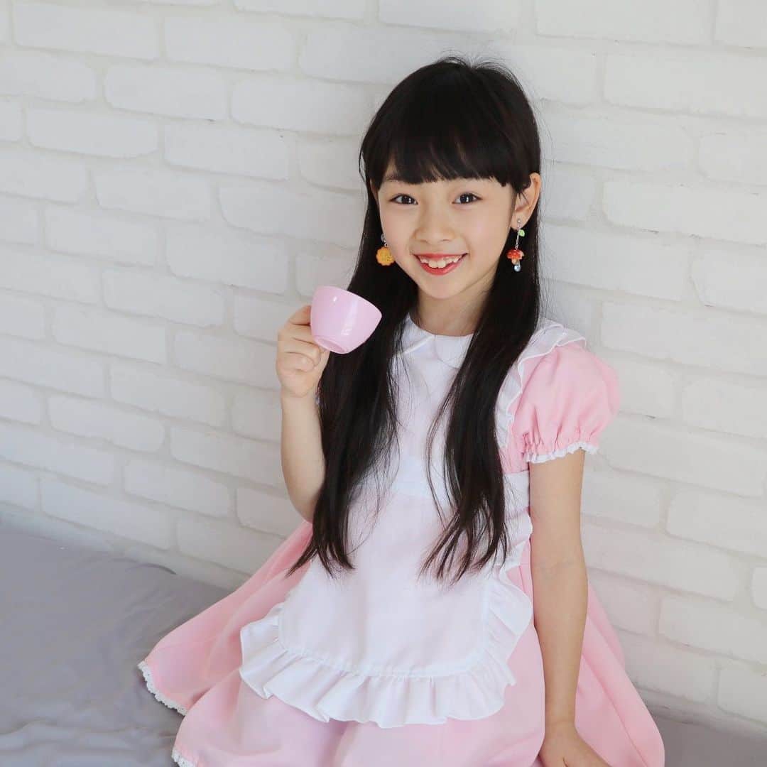 のインスタグラム：「4/4 ・ 時間を持て余した娘の おうち遊び ・ ピンクアリスの服を着て お茶会ごっこ😌☕️ ・ #何事も形から入るタイプです ・ ・ イヤリングは お友達の @chirp_terrace  不思議の国の「アレ」イヤリング(←商品名) ・ わかる人にはわかる、アレです🍄🍪 ・ ・ ・ 前の学校での最後の登校日を終えて 大好きな彼と本当のバイバイをしてきた娘 ・ 最近ふと ・ 👧🏻「はぁ…恋が終わった…」 ・ とため息混じりに嘆いています ・ ・ あぁ…娘なりに失恋したのかな… って母ちゃんすごく心配したんだけど ・ 最近テレビを見るたびに イケメン探しをしていて← ・ ・ 白濱亜嵐 藤ヶ谷太輔 ・ この2人を 今後推していく事に決めたようです😌 ・ #母ちゃんの心配を返して ・ ・ ・ ・」