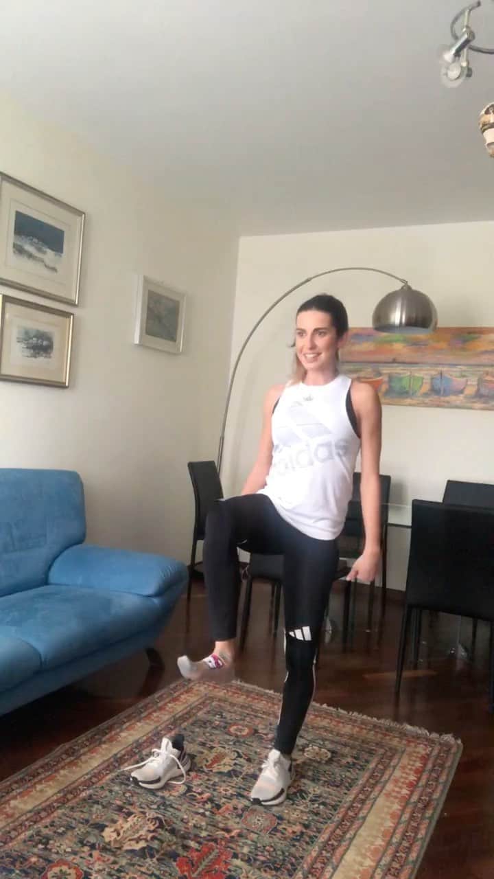 ヴァレンティーナ・マルケイのインスタグラム：「Consiglio pratico per i più pigri e non solo... 😜 Buon weekend!  Did you know there is a way to work on balance and strength while doing a simple thing as tightening up your shoes?! THere you go!😉 #pleasedontmindmysocks #yestheyarehellokitty #happyweekend #quarantineworkout @adidasita @dao_sport」