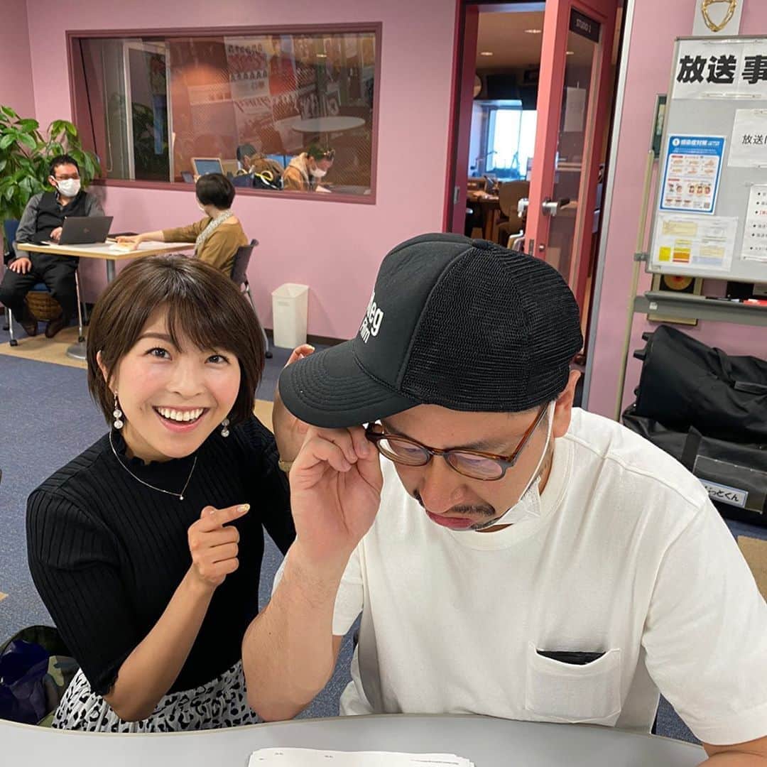 のインスタグラム：「【おびハピ！】 ４時間生放送、無事終えましたー！ . 昨夜は、初日の前日ということでドキドキソワソワ。。 なかなか寝つけず😂 . 正直緊張していましたが、始まってみたら楽しくてあーーーーっという間の４時間でした！♡♡ . たっっくさんのメッセージ、本当にありがとうございました！ Twitterトレンド入りも嬉しかったです！♡ . 少しでも皆様に明るい気持ちになってもらえるよう、来週も頑張ります！ . 土曜日の午前中は『おびハピ！』をどうぞ宜しくお願いします(//∇//) . . #新番組 #NACK5 #ラジオ #生放送 #radiko #ラジオDJ #ラジオパーソナリティ #ラジオパーソナリティー  #ラジオの魅力 #ラジオ好き  #ラジオのある暮らし #ラジオ番組 #ラジオ好きな人と繋がりたい  #おびハピ795 #おうち時間 #おびスケッチ @obi_sketch  #happyだんばら さん #小尾渚沙」