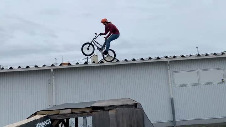 大池水杜のインスタグラム：「Bar🤟🏼 @visavis_jp #タウン情報おかやま #ライト電業 #bigjohn #bluesakura #slopeshot #bmx #bmxgirl #bmxfreestyle #bmxwomen」