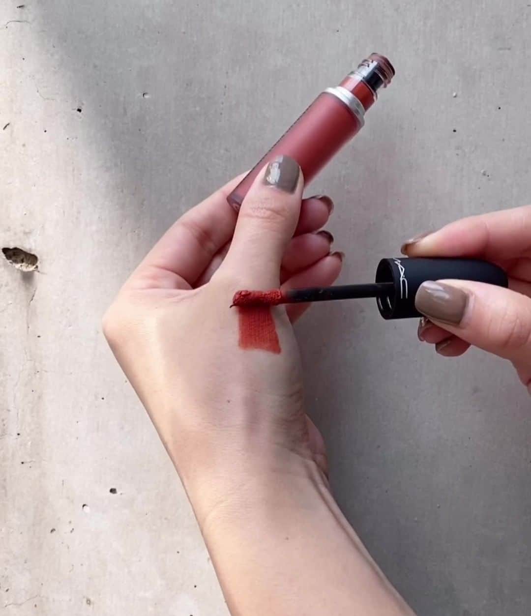 M∙A∙C Cosmetics Japanのインスタグラム：「ミスティマットな仕上がりが楽しめるパウダー キスシリーズから新登場したリキッドリップ💄 簡単にふんわりぼかしリップが作れる、この春おすすめのアイテムです💋﻿ ㅤ﻿ 公式オンライン限定色(1色)と全国発売の限定色(2色)を含む、計17色からお気に入りのカラーを見つけて✨﻿ ﻿ ㅤ﻿ ↓↓使用製品↓↓﻿ パウダー キス リキッドリップ カラー [ソーリー ノット ソーリー] ﻿ ㅤ﻿ ㅤ﻿ 【公式オンラインショップ限定キャンペーン】﻿ 対象製品(パウダーキス リキッド リップカラー、﻿ パウダーキス アイシャドウ、グロー プレイ ブラッシュ)のうちいずれか1製品を含む 税込8,250円以上購入のお客様にオリジナルポーチをプレゼント🎁﻿ ㅤ﻿ *全国のM･A･Cカウンターでのプレゼントキャンペーンにつきましては、今回は実施を延期致します。﻿ 実施時期が決まり次第、再度お知らせさせていただきます。﻿ ㅤ﻿ #MACPowderKiss﻿ #MACPowderKissLiquidLipcolour﻿ #MACPowderKissEyeshadow﻿ #MACパウダーキス﻿ ㅤ﻿ #MACCosmeticsJapan #MACCosmetics #MAC #MACコスメ #コスメ #メイク #化粧品 #デパコス #コスメ部 #コスメ好きさんと繋がりたい #コスメ紹介 #おすすめコスメ #新作コスメ #春メイク #春コスメ #ピンクメイク #オレンジメイク #テラコッタメイク #ブラウンメイク #トレンドメイク #リップ #マットリップ #リップメイク﻿」