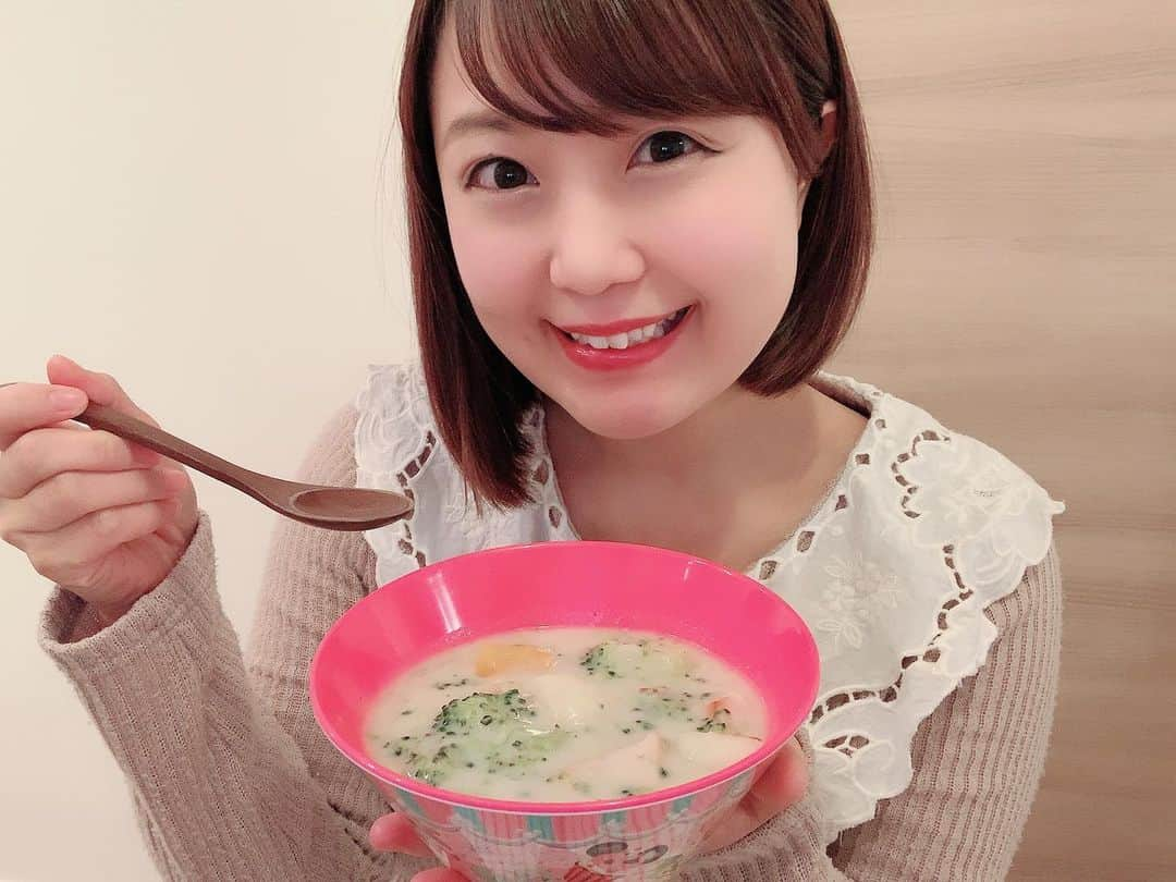 嶋梨夏さんのインスタグラム写真 - (嶋梨夏Instagram)「久々にシチュー作ったら美味しくてとっても幸せ🥺💓こんなにずーっとお家に居ることもあんまりないからこの機会に作れるお料理増やそうっと😊✨✨✨ #おうち時間 #おうちごはん #シチュー #クリームシチュー #自炊 #免疫力アップ #アラサー女子 #丸顔 #ショートボブ #ぷに子 #photooftheday #JAPAN #japanesegirl #avex #avexmanagement #instagood #followme #ricashima #嶋梨夏」4月4日 23時32分 - shimarica_jp