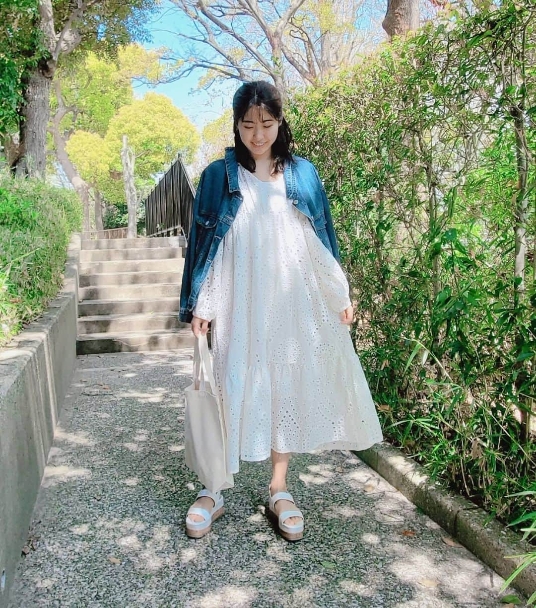 小谷津友里さんのインスタグラム写真 - (小谷津友里Instagram)「みんな体調大丈夫かな？？﻿ 私はずっと家で過ごしてて元気です🏠﻿ 外出せずおうちにいようね😌💐 ﻿ ﻿ ﻿ ワンピースとサンダル﻿、白が好きで即決😌❤️白可愛い😍 Amazon新生活キャンペーンで買ったもの😌﻿ ファッション系たくさん売ってて 家にいる時ついついチェックしちゃう😽﻿ @amazonfashionjp ﻿引き続き家で料理したり勉強したりできることをしよう😌 ﻿ ﻿ #コーディネート﻿#ワンピースコーデ#こやゆりコーデ #サンダルコーデ #白コーデ #ホワイトコーデ #春コーデ #PR #amazon #Amazon新生活 #Amazonで購入 #amazonfashionjp #アマゾンファッション」4月4日 18時09分 - yurikoyatsu