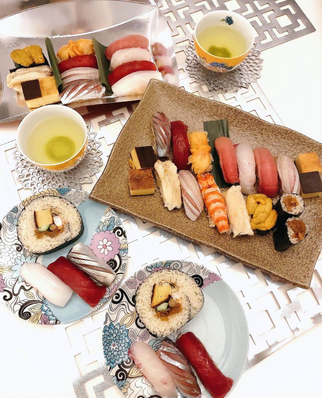 石黒美帆さんのインスタグラム写真 - (石黒美帆Instagram)「*﻿ お寿司をテイクアウト🍣♡﻿ ﻿ なかなかご飯を食べに行くことも難しいので、お家で美味しいお寿司が食べられるのは嬉しい☺️﻿ ﻿ 以前お店にお伺いした @sushitokyo81 はお店の雰囲気も良く、とーっても美味しかったので、こちらでテイクアウトしてきました♪﻿ ﻿ お寿司のセットは5,000円から。﻿ 巻き寿司だけもありました🤍←すごい大きくてビックリ👀﻿ ﻿ 事前に電話予約出来るのでしてみて下さいね📞﻿ ﻿ ﻿ ▼SUSHI TOKYO 81﻿ 東京都品川区東五反田1-20-9 1・2F﻿ 050-5597-1296﻿ ﻿ ﻿ もちろんテイクアウトじゃなく﻿ お店自体も営業してます🍣﻿ ﻿ #sushi#sushitokyo81#gotanda#foodstagram#お寿司#寿司#鮨#鮨スタグラム#五反田#和食#東京レストラン#五反田グルメ#食べスタグラム#テイクアウト#おうち時間」4月4日 18時12分 - miho_ishiguro