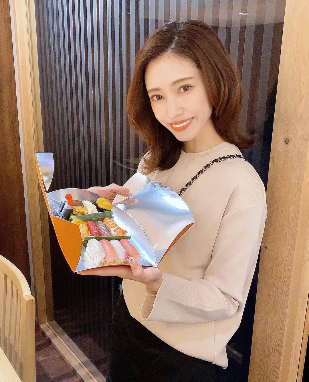 石黒美帆さんのインスタグラム写真 - (石黒美帆Instagram)「*﻿ お寿司をテイクアウト🍣♡﻿ ﻿ なかなかご飯を食べに行くことも難しいので、お家で美味しいお寿司が食べられるのは嬉しい☺️﻿ ﻿ 以前お店にお伺いした @sushitokyo81 はお店の雰囲気も良く、とーっても美味しかったので、こちらでテイクアウトしてきました♪﻿ ﻿ お寿司のセットは5,000円から。﻿ 巻き寿司だけもありました🤍←すごい大きくてビックリ👀﻿ ﻿ 事前に電話予約出来るのでしてみて下さいね📞﻿ ﻿ ﻿ ▼SUSHI TOKYO 81﻿ 東京都品川区東五反田1-20-9 1・2F﻿ 050-5597-1296﻿ ﻿ ﻿ もちろんテイクアウトじゃなく﻿ お店自体も営業してます🍣﻿ ﻿ #sushi#sushitokyo81#gotanda#foodstagram#お寿司#寿司#鮨#鮨スタグラム#五反田#和食#東京レストラン#五反田グルメ#食べスタグラム#テイクアウト#おうち時間」4月4日 18時12分 - miho_ishiguro