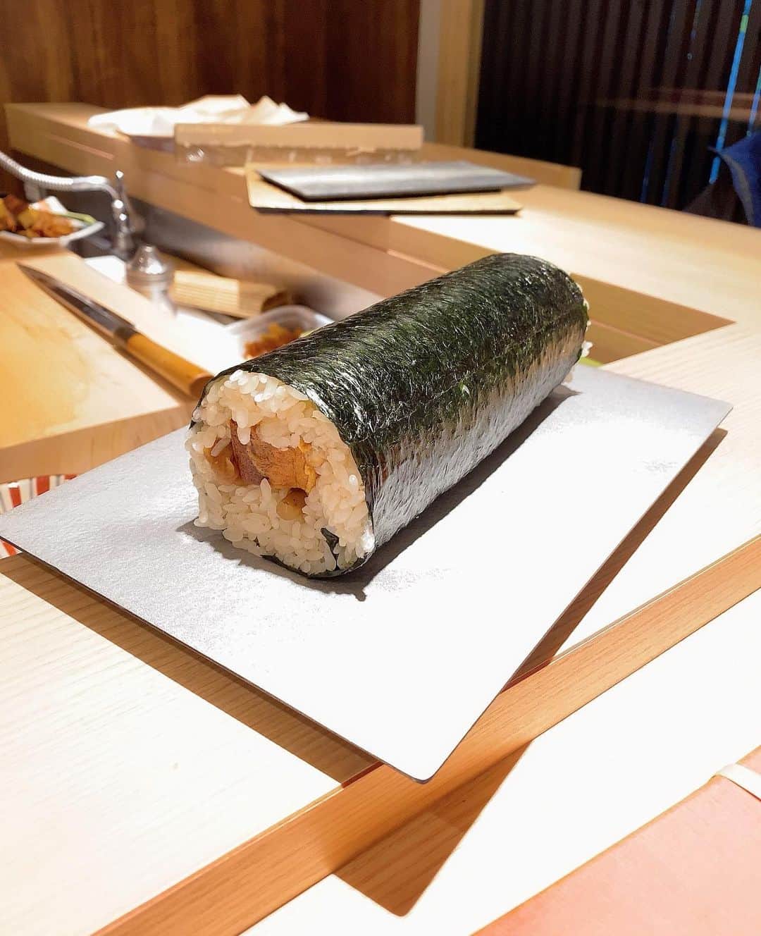 石黒美帆さんのインスタグラム写真 - (石黒美帆Instagram)「*﻿ お寿司をテイクアウト🍣♡﻿ ﻿ なかなかご飯を食べに行くことも難しいので、お家で美味しいお寿司が食べられるのは嬉しい☺️﻿ ﻿ 以前お店にお伺いした @sushitokyo81 はお店の雰囲気も良く、とーっても美味しかったので、こちらでテイクアウトしてきました♪﻿ ﻿ お寿司のセットは5,000円から。﻿ 巻き寿司だけもありました🤍←すごい大きくてビックリ👀﻿ ﻿ 事前に電話予約出来るのでしてみて下さいね📞﻿ ﻿ ﻿ ▼SUSHI TOKYO 81﻿ 東京都品川区東五反田1-20-9 1・2F﻿ 050-5597-1296﻿ ﻿ ﻿ もちろんテイクアウトじゃなく﻿ お店自体も営業してます🍣﻿ ﻿ #sushi#sushitokyo81#gotanda#foodstagram#お寿司#寿司#鮨#鮨スタグラム#五反田#和食#東京レストラン#五反田グルメ#食べスタグラム#テイクアウト#おうち時間」4月4日 18時12分 - miho_ishiguro