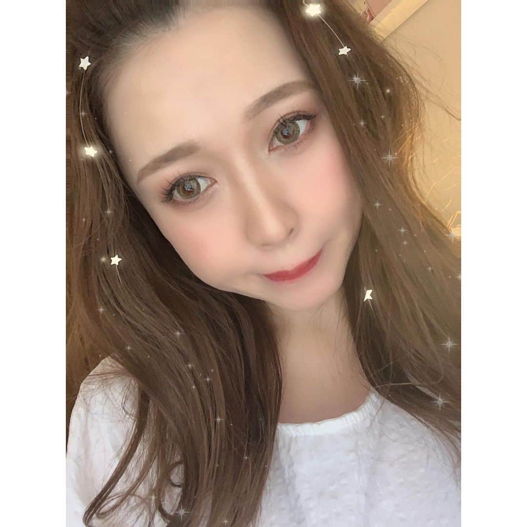 k i ｒa r a のインスタグラム：「𝚖𝚊𝚔𝚎﻿ いつかのめいく﻿ ﻿ 前髪あげてみた おでこ広い👶🏻」
