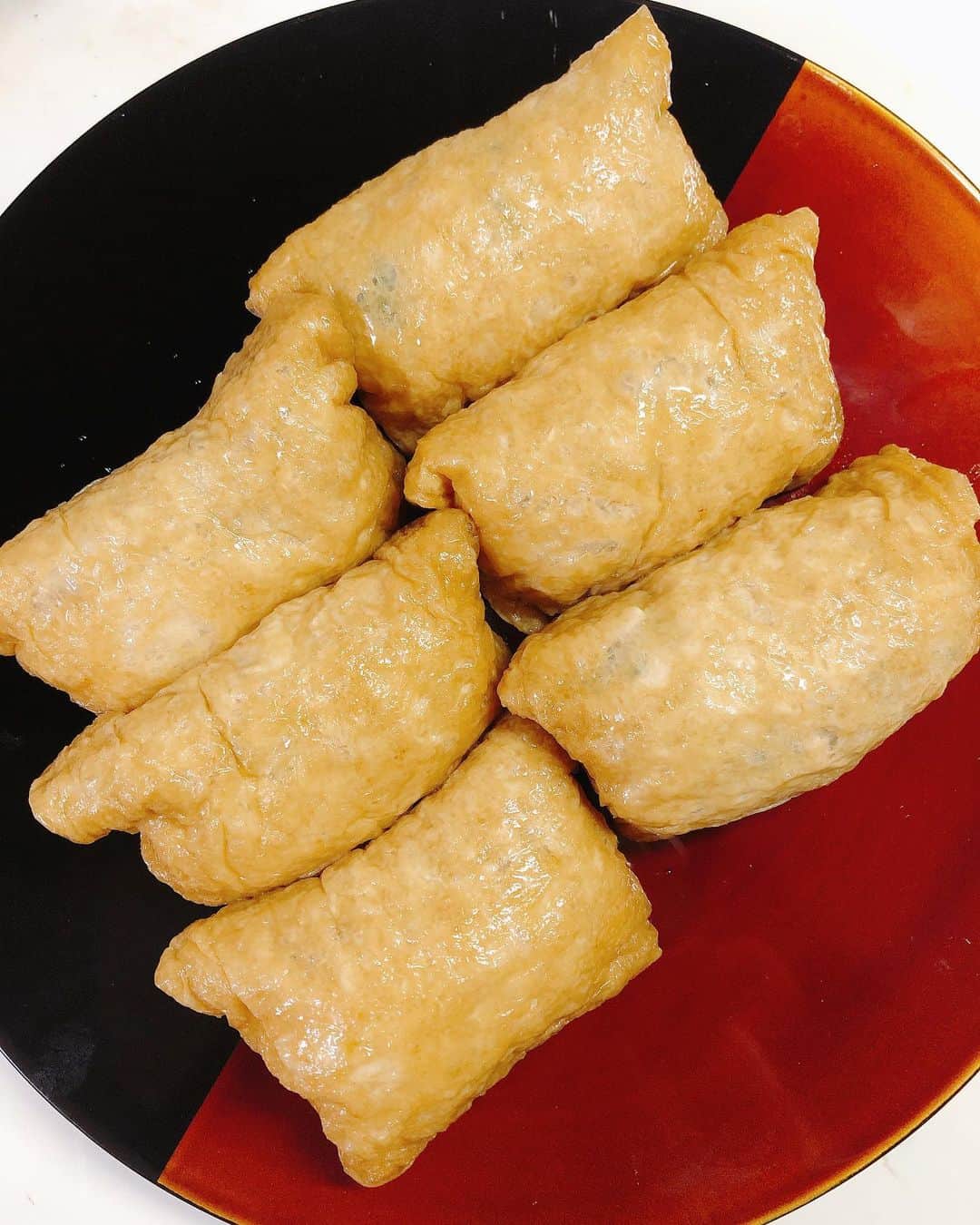 末吉里花さんのインスタグラム写真 - (末吉里花Instagram)「手作りお稲荷さん。20個も作ってしまった😓半分はシンプルに酢飯のみ、半分はゴマとうちでとれた無農薬のシソを入れました。酢飯を詰めすぎて、油揚げがはち切れそう😬やっぱり手作りは美味しい☺️ Homemade inari-zushi. It’s a fried bean curd stuffed with vinegared rice. Delicious! #inarisushi#vegan #homemade #stayhome #おいなりさん #いなり寿司 #自家製 #手作り料理 #ビーガン」4月4日 18時14分 - rikasueyoshi