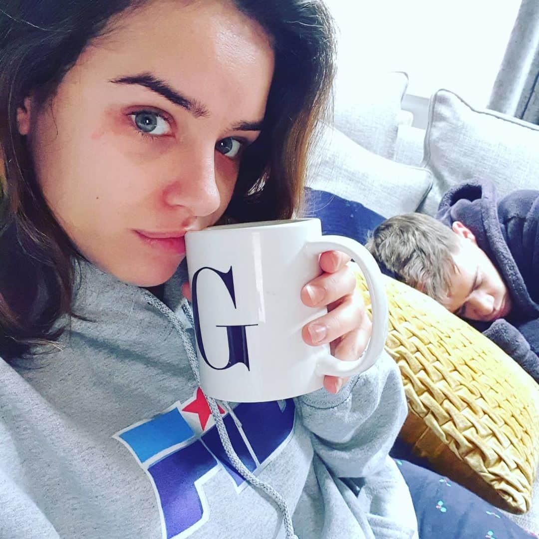 ジョージア・メイ・フットのインスタグラム：「*Isolation Realness* My allergic reaction is back around my eye, still no idea why it happens. Kris can't sleep past 4am so i find him on the couch most mornings. I still haven't been on a run even though i have said i will for the last week. I feel like i have gained weight and it is making me unhappy. Our house move is stalled so i'm living out of boxes. I'm hearing people i know are getting Covid. This is all just very odd.  All i can think is soon, if we all listen, this will be over as fast as it began.  HOWEVER...When i look back over all those little things i just said, none of them seem relevant. My family and friends are ( thank goodness ) all still healthy and well. Even though everything seems a bit bobbins at the moment let's remember the important things.  At least we are home and safe. When there are people on the frontline of this everyday. All i can say is thank you for your bravery.  Stay safe my liccle sausages 🙏  G x」