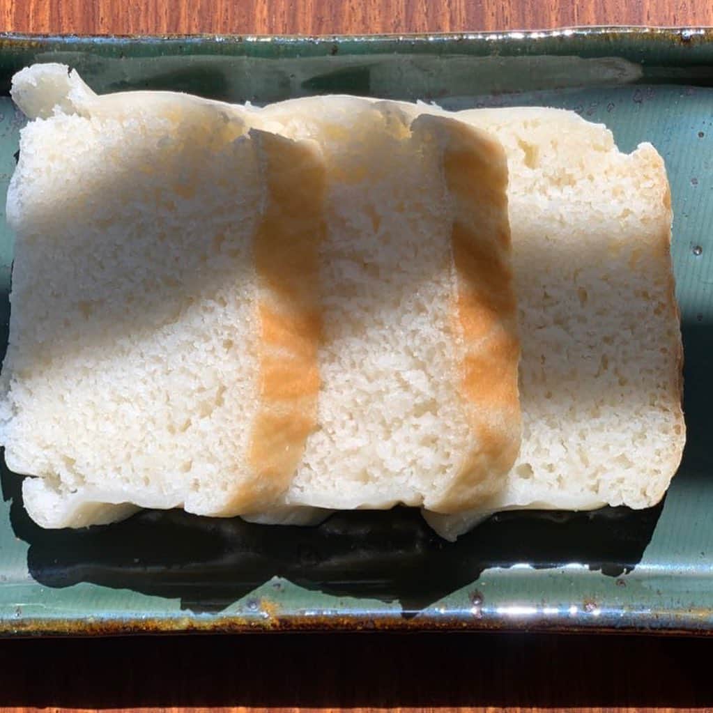 大橋未歩さんのインスタグラム写真 - (大橋未歩Instagram)「お米からパン作っただよ😍 簡単なのにモチモチ‼️ 味も香ばしくて素朴でとまらない、、 バターをとろっと垂らすとこれまた最高。 リト史織さんのレシピです☺️ #リト史織 #お米パン #寺村光輔  #おうち時間」4月4日 18時28分 - o_solemiho815