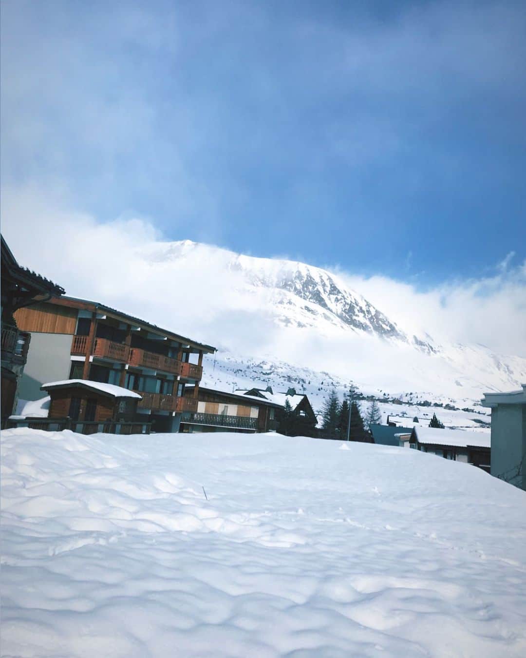 momonaさんのインスタグラム写真 - (momonaInstagram)「half sky half snow🏔 actually we have so many things to do during this stayhome thing. where do i start..🤔 #snowisbeautiful #stayhome #qurantine」4月4日 18時21分 - momona0517