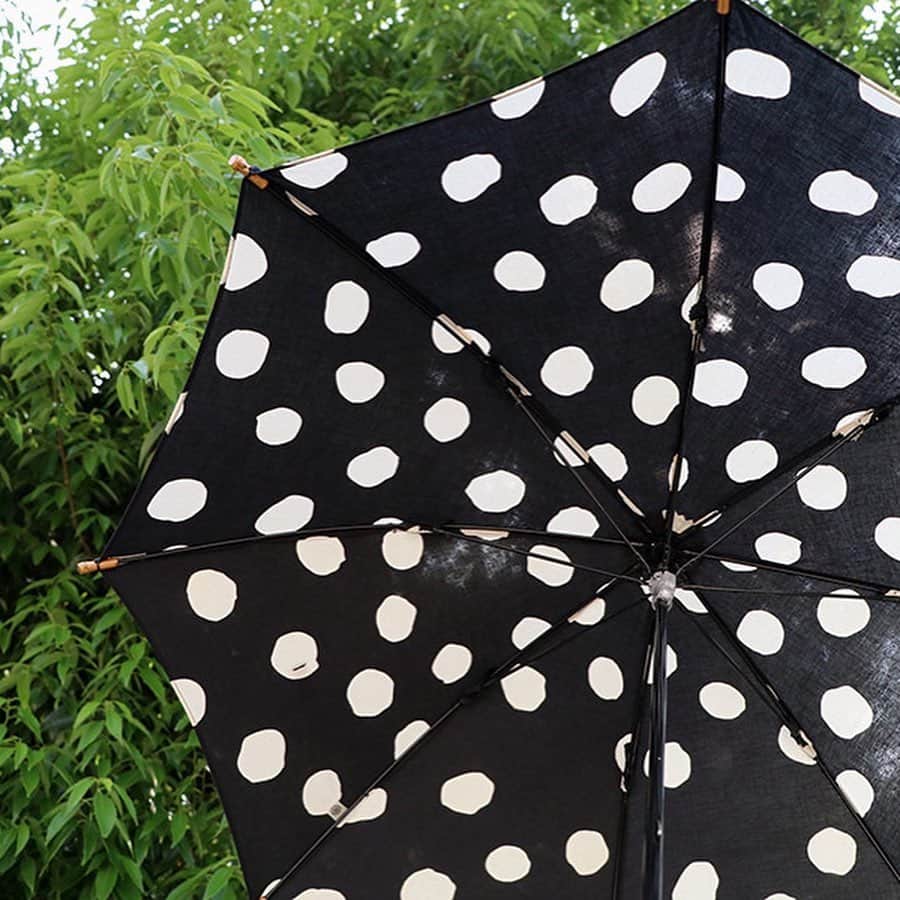 オルネ ド フォイユさんのインスタグラム写真 - (オルネ ド フォイユInstagram)「【東京下町の傘職人とともに作る日傘】﻿ ﻿ 日本の伝統技術に注目してモノづくりをしているブランド「傳 tutaee」が、東京下町の傘職人とともに作る日傘、「ツタエノヒガサ」が今年も入荷いたしました！﻿ ﻿ 使われている布地は、注染という浜松の伝統技術で染められたもの。﻿ ﻿ 浴衣や手ぬぐいなどに用いられてきた染めで、裏からも柄がしっかりと見えるのが特徴です。﻿ 日傘をさして、ふと見上げたときに、日に当たる日傘の生地がとっても綺麗なんです！﻿ ﻿ そナチュラルなバンブーのハンドルや、さらりと揺れるタッセルをあしらい、随所にデザインのこだわりと職人の技が感じられるアイテムに仕上がっています。﻿ ﻿ 和のエッセンスを持ちながら、モダンでかわいい柄はどれも洋服にしっかり似合うオシャレさです。﻿ ﻿ それぞれには可愛い名前も付いておりますので、ぜひチェックしてみてください。﻿ ﻿ ●こちらの商品はWEBショップでお取り扱いがございます。﻿ ﻿ ● 吉祥寺店(オルネルマルシェ)でもお取り扱いはございますが、WEBショップとはラインナップが異なりますので、詳細は直接店舗にお問い合わせください。﻿ ﻿ ———————————————﻿ ◯WEBショップに関するお問い合わせ◯﻿ オルネ ド フォイユWEBショップ﻿ TEL：03-6876-7832　﻿ （午前10時～午後6時／土日祝定休）﻿ e-mail：order@orne.co.jp﻿ ﻿ ﻿ ﻿ #日傘 #折り畳み #暮らしを楽しむ #ていねいな暮らし #interior #インテリア #リビングインテリア #livstagrammer #instahome #living #livingroom #ornedefeuilles #オルネドフォイユ」4月4日 18時22分 - ornedefeuilles