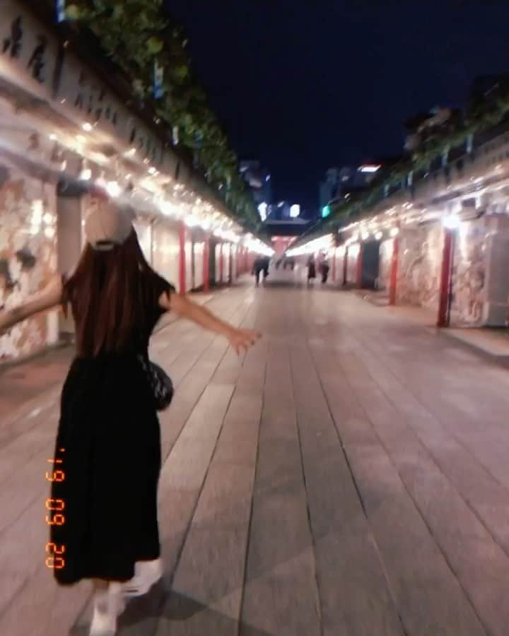 菜々香のインスタグラム：「去年の夏。🎐🍡 浅草。 母と浅草観光。 早くいつも通りの一日が戻ってくるといいな。 手洗いうがい 手洗いうがいだぁぁ！👋🏻🧼 #浅草#instananaka#nanaka#菜々香」