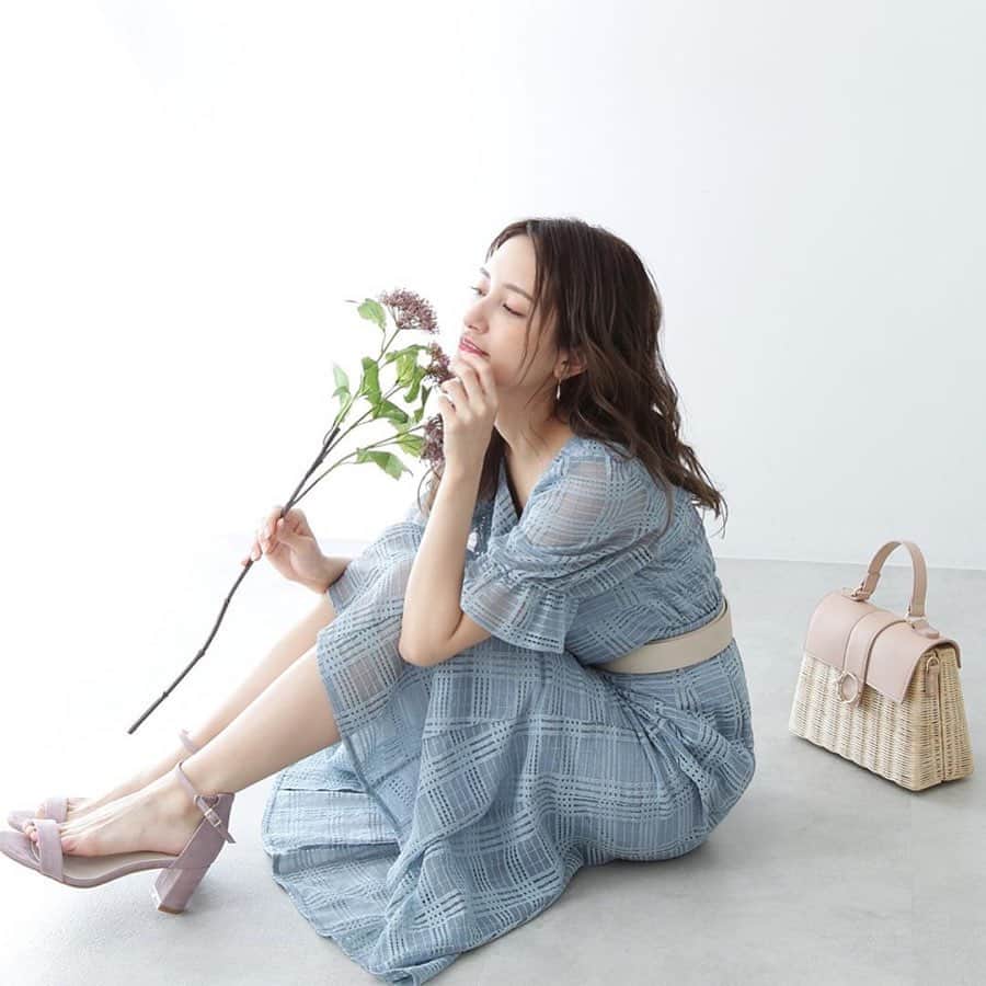水野星奈のインスタグラム：「最近は暖かいからお出かけしたいけど。。。我慢😣😣 マスクが欠かせない状況に😷  今は行けないけどいつか落ち着いたらお出かけに着て行きたい服がたくさん🥰 程よい透け感が上品な、シアーチェック💐 流行りのセットアップ👗 ・ ・ @proportionbodydressing  #proportionbodydressing  #proportion  #spring」