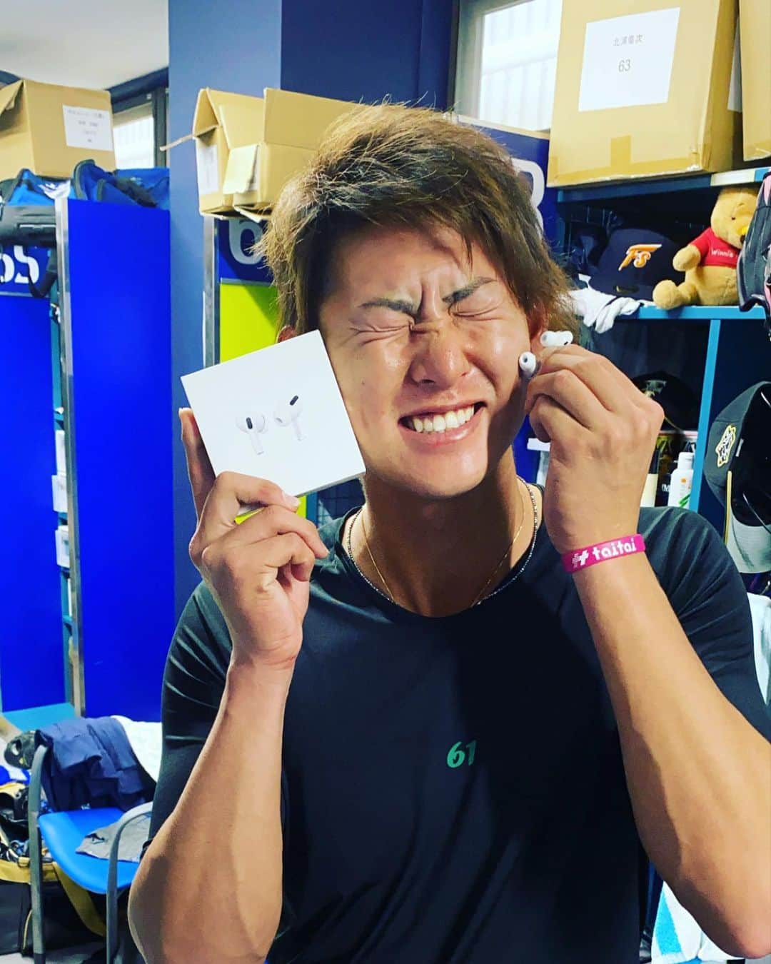 白村明弘さんのインスタグラム写真 - (白村明弘Instagram)「おつかれさまです！ 先日ひめちゃんが誕生日だったので、少し遅れてお祝いしました^_^ AirPods proのノイズキャンセリングの質にびっくりしてました。笑 ほんとにいいイヤホンだと思うから、喜んでくれて嬉しかった^_^ 姫ちゃんおめでと！！！ 大変な日々は続きますが、コロナに負けないようにがんばりましょう！！ #姫野優也  #誕生日おめでとう  #airpodspro  #僕は #紛失 #すいません #毎日 #手洗いうがい」4月4日 18時35分 - haku43