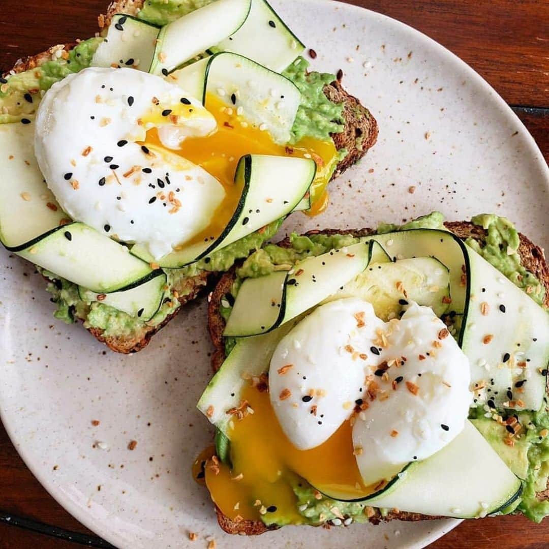 ルイス・グローバーさんのインスタグラム写真 - (ルイス・グローバーInstagram)「Keep Healthy Stay Strong 💙 . Egg 🥚 avocado 🥑 cucumber 🥒 Breakfast . Hidden calories are things like adding butter when you don’t need to! The avocado side as onto the toast is more than enough as a spread the. Your eggs are gooey. So just a thumbs up on understanding adding unnecessary calories to food! . #bodybylouise BodyByLouise.com」4月4日 18時46分 - louiseglover