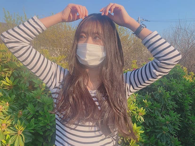 松岡美沙のインスタグラム：「お母さんと近所ぷらり . でかいマスクしかなかった。 . . . #でかマスク  #散歩」