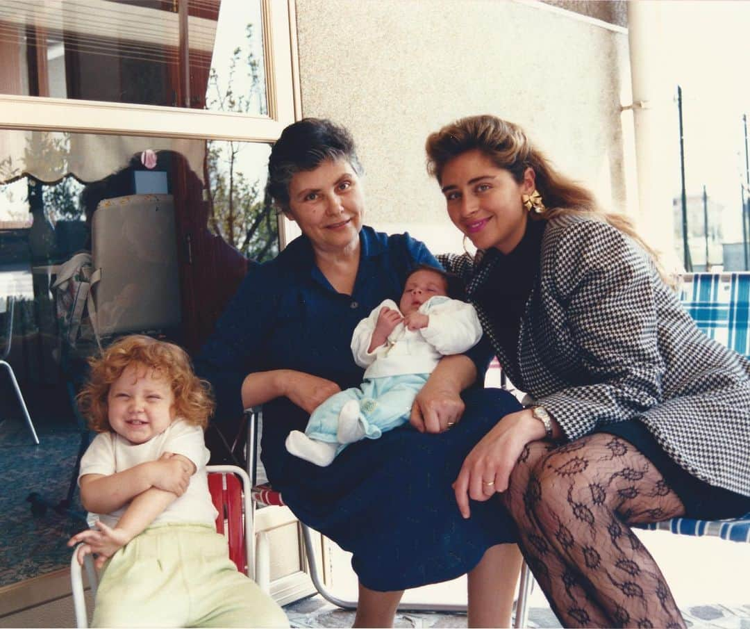 キアラ・フェラーニさんのインスタグラム写真 - (キアラ・フェラーニInstagram)「We miss you everyday nonna. Almost a month without you and It still doesn’t feel real 😞 In this photo I’m the baby on the left, and @fraferragni is the newborn ❤️ So thankful to have these memories together」4月4日 18時52分 - chiaraferragni