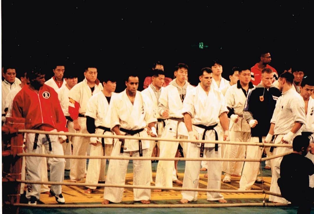 武蔵のインスタグラム：「KARATE WORLD CUP '94  僕がどこにいるかわかるかな～😁 茶帯で出場し、1回戦でサム・グレコ @samgreco_k1 とぶつけられました。  この試合が目に止まり、K-1の道へ進むことに。  前の赤い上着がパトリック・スミス、この翌年の僕のK-1デビュー戦の相手になる男です。  ケネス・フェルターの捌き投げ技も上手かったな～  #武蔵 #空手 #karate  #karateworldcup  #michaeltompson  #patricksmith #1994」