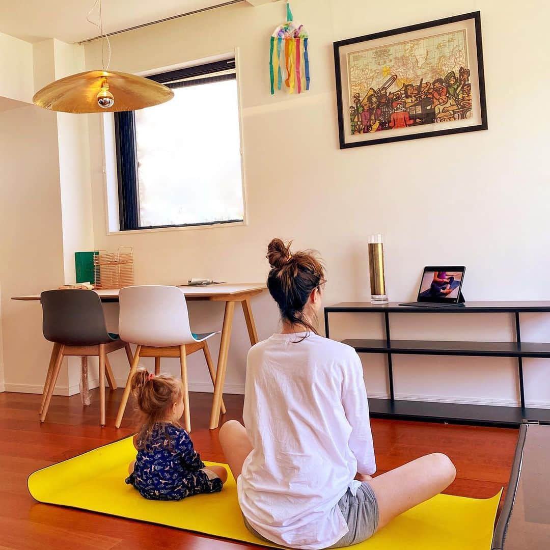 エミ・マイヤーのインスタグラム：「Prenatal yoga with a toddler 🦋 this is actually the first time I have been able to do yoga this pregnancy! Looking on the bright side of circumstances. Sending love to the world. emi 🙏 #samehair 親子で久しぶりのヨガに挑戦してみました❤️やっぱり蝶々やてんとう虫🐞にポーズを例えると少しは付き合ってくれますw #お団子ヘア #親子 (some of my favorite online videos are by @adrienelouise )」