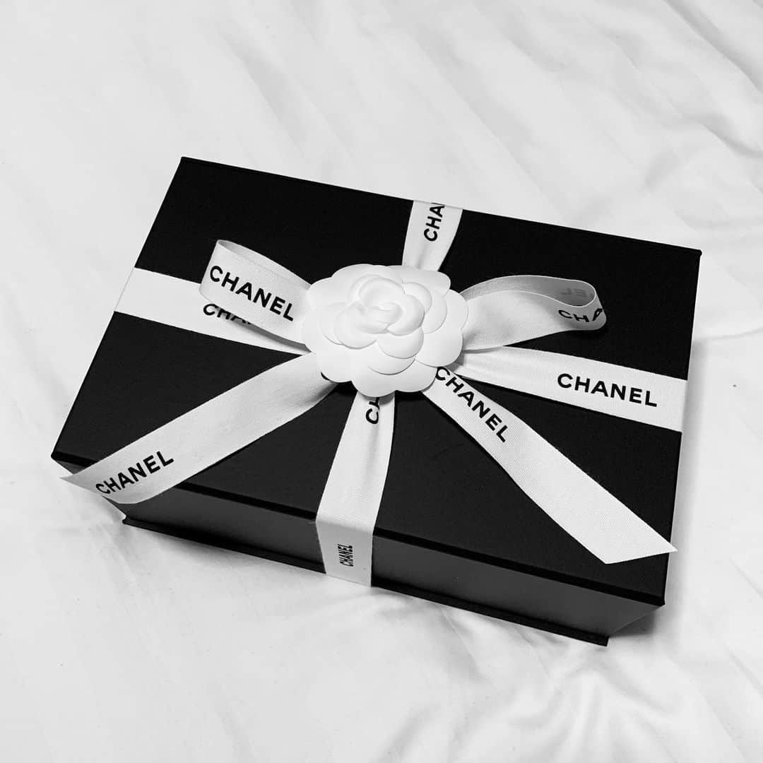 liiiiche23のインスタグラム：「・ ・ chanel box…🎁 . 各店舗1点しか入荷がない、 その上予約もできないとのことで… 母経由で外商さんにお願いしてもらった… お出かけ出来ないのが悲しい…  外出できないから 溜まってたpicを… ・ ・ #chanel #chanelbox #シャネル #instafashion #instagood #fashion」