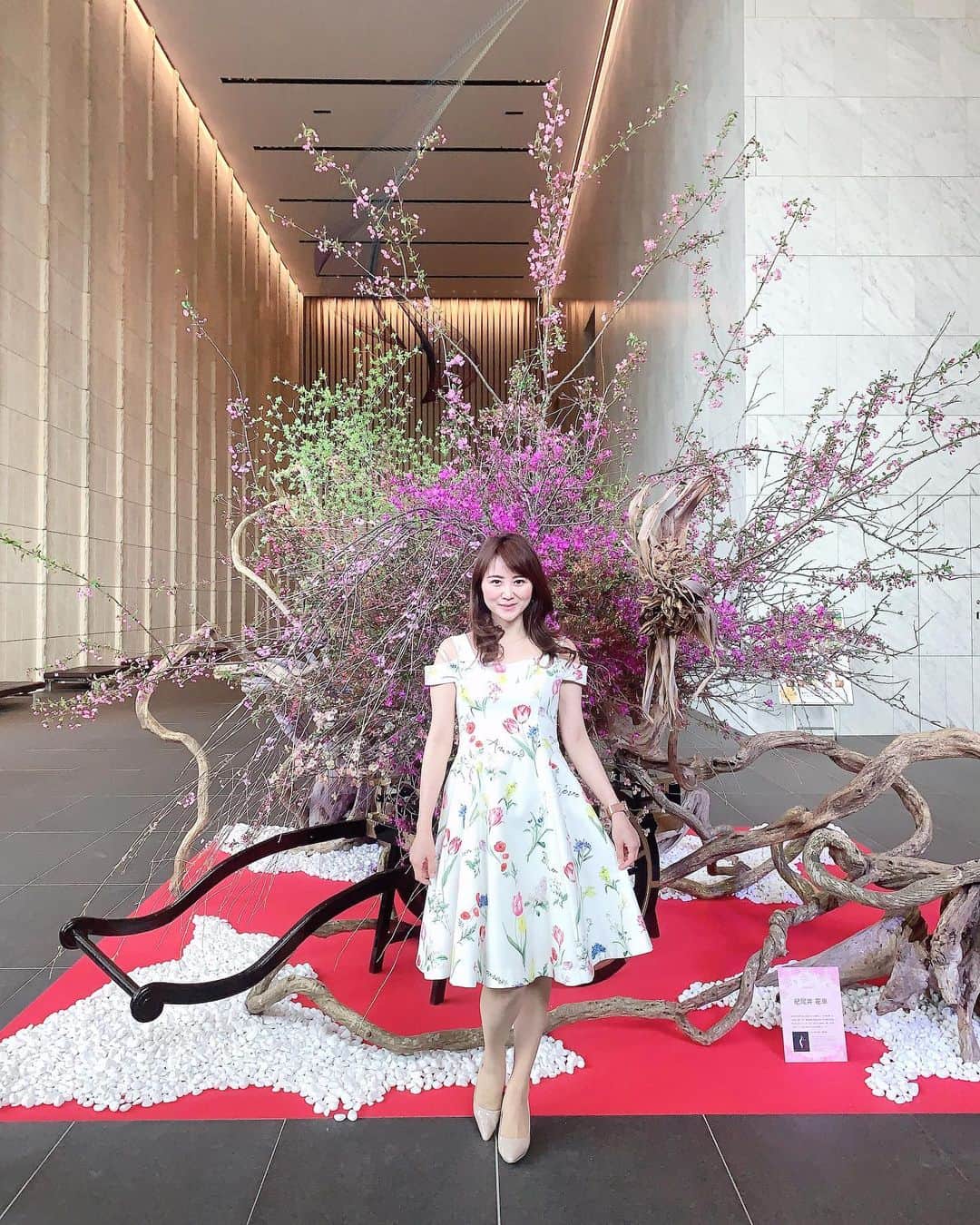 Miku Hirata 平田未来さんのインスタグラム写真 - (Miku Hirata 平田未来Instagram)「今日はお天気が良かったですね🎀 先日の、KIOI SPRING (@tokyo_gardenterrace )🌸です😊  3月半ばから開催されています💐 季節の花が見れたり🌼  中止されたイベントもありますが、 お花の展示は所々にあります🌸  写真は、オフィスエントランスの　#花車 🌸 #華道家 #荻原亮太 さんによるものだそう😊  4枚目は、花の広場の桜✨  こんな日の手元は、no Monday (@nomonday_jp )の時計にしました✨  とてもシンプルで、大きめフェイス🕰 Collections 460 NM-460G2です。  クーポンコードは、《mikuhdb》になります🥰よかったら是非使ってください❣️ ーーーーーーーー  #紀尾井町 #紀尾井ガーデンテラス #koi #sakura #お花見 #ノーマンデー #腕時計 #腕時計コーデ #春コーディネート #花コーデ #春ワンピース #チューリップ🌷」4月4日 19時10分 - miku.hirata