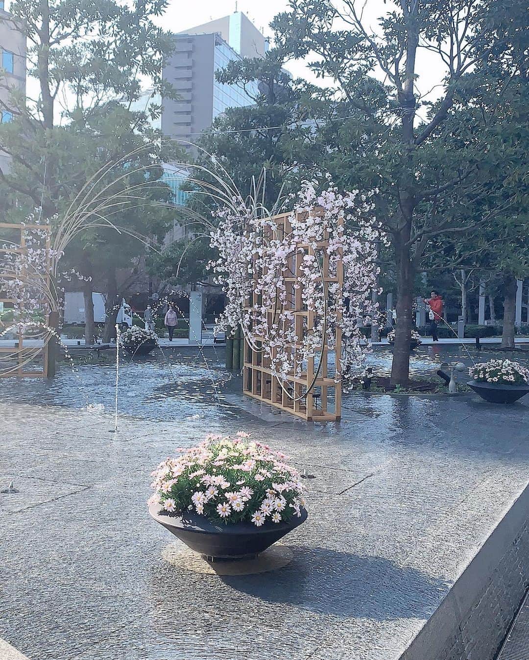 Miku Hirata 平田未来さんのインスタグラム写真 - (Miku Hirata 平田未来Instagram)「今日はお天気が良かったですね🎀 先日の、KIOI SPRING (@tokyo_gardenterrace )🌸です😊  3月半ばから開催されています💐 季節の花が見れたり🌼  中止されたイベントもありますが、 お花の展示は所々にあります🌸  写真は、オフィスエントランスの　#花車 🌸 #華道家 #荻原亮太 さんによるものだそう😊  4枚目は、花の広場の桜✨  こんな日の手元は、no Monday (@nomonday_jp )の時計にしました✨  とてもシンプルで、大きめフェイス🕰 Collections 460 NM-460G2です。  クーポンコードは、《mikuhdb》になります🥰よかったら是非使ってください❣️ ーーーーーーーー  #紀尾井町 #紀尾井ガーデンテラス #koi #sakura #お花見 #ノーマンデー #腕時計 #腕時計コーデ #春コーディネート #花コーデ #春ワンピース #チューリップ🌷」4月4日 19時10分 - miku.hirata