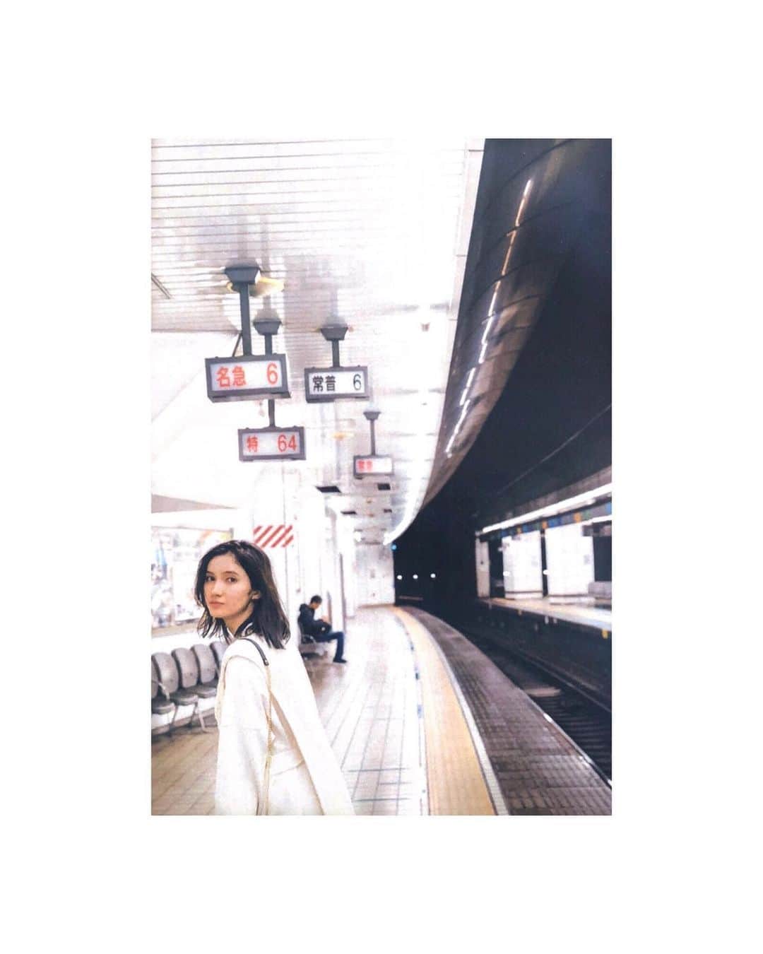 市川紗椰さんのインスタグラム写真 - (市川紗椰Instagram)「昨日載せた写真の、実際に掲載されたバージョンと、別のアザーカット。日本一カオスな名鉄名古屋駅にて。 「鉄道について話した。」オフショット等もアップしていきます。  スタイリング @menkooo ヘアメイク@yokoyosh フォトグラファー#東京祐 @tokyojorkphotogram  #市川紗椰 #名鉄 #迷鉄 #名鉄名古屋駅 #鉄道について話した」4月4日 19時13分 - sayaichikawa.official