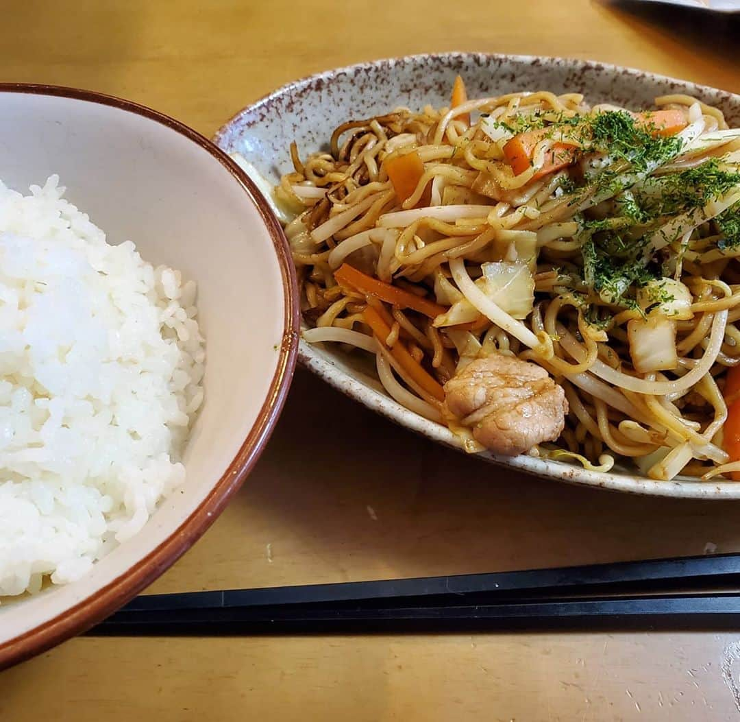 新井義幸のインスタグラム：「今日は昼に焼きそばパーティ！ 飯と焼きそば！ 炭水化物×炭水化物！ 最高！ そして #てれびくん 5月号の付録を息子と作る！！ 結構作りがいあり！！」