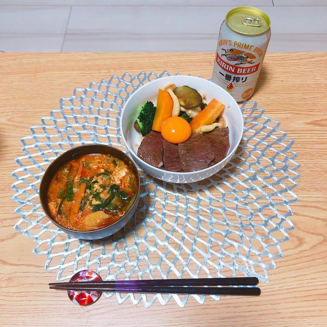 片桐優妃のインスタグラム：「昨日の#晩ごはん #🍴 . #手作り焼肉丼 卵黄のせ🍳温玉のほうがよかったかな？ #ユッケジャンスープ #キリン一番搾り #🍺 . #自粛めし #おうちごはん #おうち時間 #stayhome #焼肉丼」