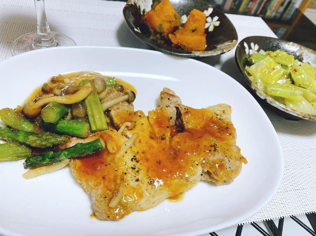 小川麻琴さんのインスタグラム写真 - (小川麻琴Instagram)「今夜も豚肉🐷 ポークソテーと野菜添え。 キャベツのマスタードサラダ。 南瓜の煮物。 を作りましたー😌🙏 #自炊  #ポークソテー  #キャベツサラダ  #南瓜の煮物  #いただきます」4月4日 19時32分 - 1029_makoto