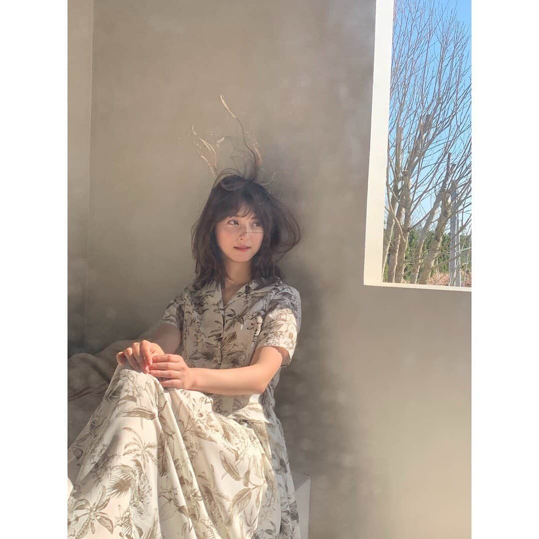 佐々木希さんのインスタグラム写真 - (佐々木希Instagram)「今は外に出かけられないので、お家でiNtimitéのお洋服を着て気分を少しでも明るくしようと思います🌷 お家で洗えるお洋服も多いです。 是非。 しかしこの時の撮影が恋しい。 乗り越えるしかないね！  #iNtimité#SS#新作」4月4日 19時35分 - nozomisasaki_official